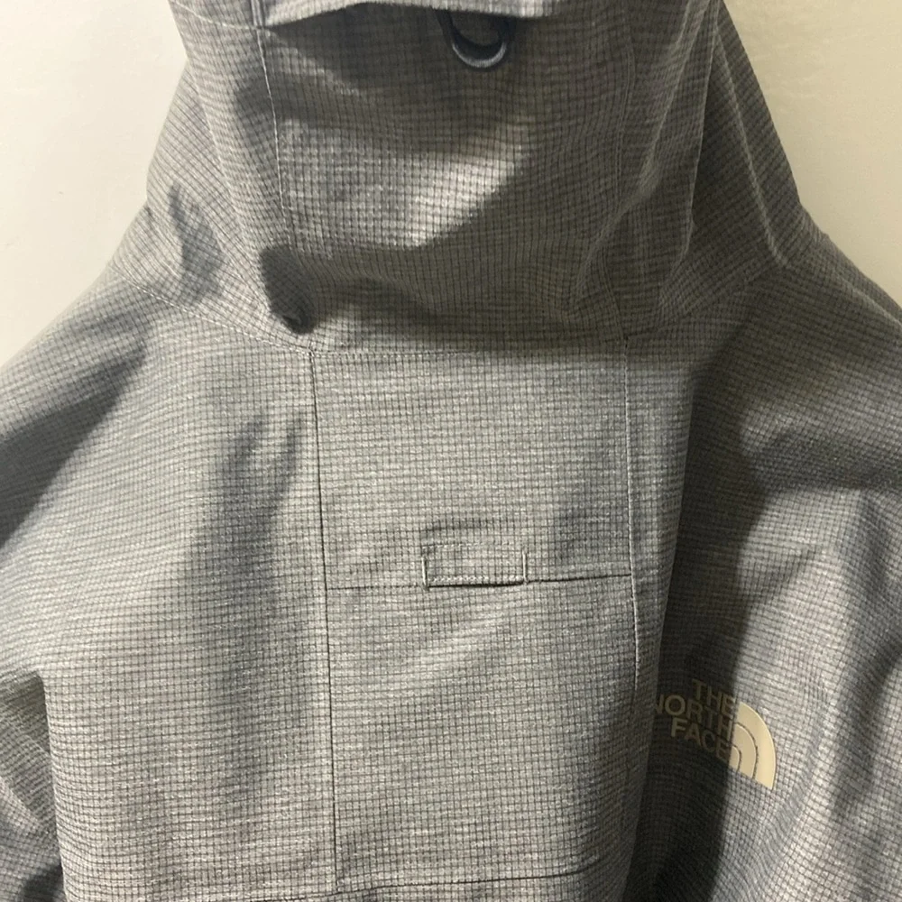 THE NORTH FACE,GREY,MEN/ HOMMES WINDBREAKER, JACKET WITH HOOD. SIZE- MEDIUM.